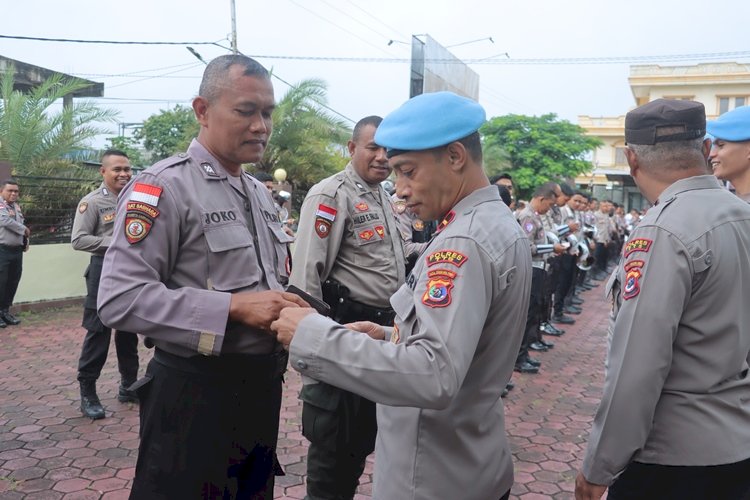 Tampilkan Sosok Polri Yang Berpenapilan Baik,  Sipropam Polres TTS Pemeriksaan Kerapian Bagi Anggota Polres TTS