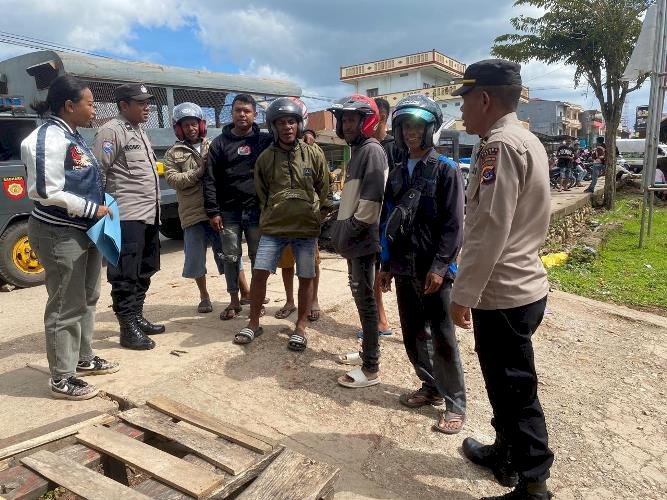 Turun ke Pasar Inpres Soe, Satgas Ops pekat Sosialisasi anti Presmanisme