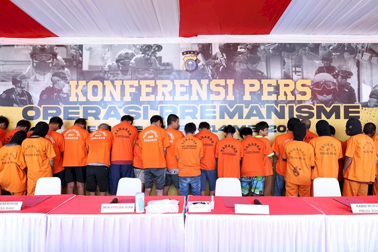 POLDA RIAU KONFERENSI PERS PENGUNGKAPAN KASUS PREMANISME/KEJAHATAN JALANAN HASIL OPERASI PEKAT LANCANG KUNING 2025