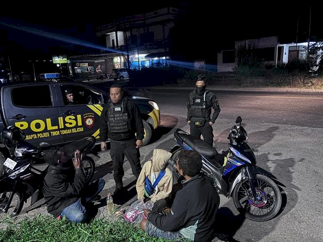 Patroli Malah Cegah Premanisme, Satuan Samapta Polres TTS Bubarkan Pemuda Yang Nogkrong Sambil Konsomsi Miras