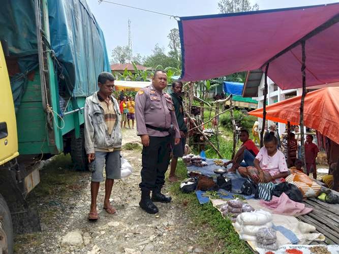 Cegah Aksi Premanisme, Bhabinkamtibmas Patroli Dialogis Beri Imbauan Ke Warga Pasar