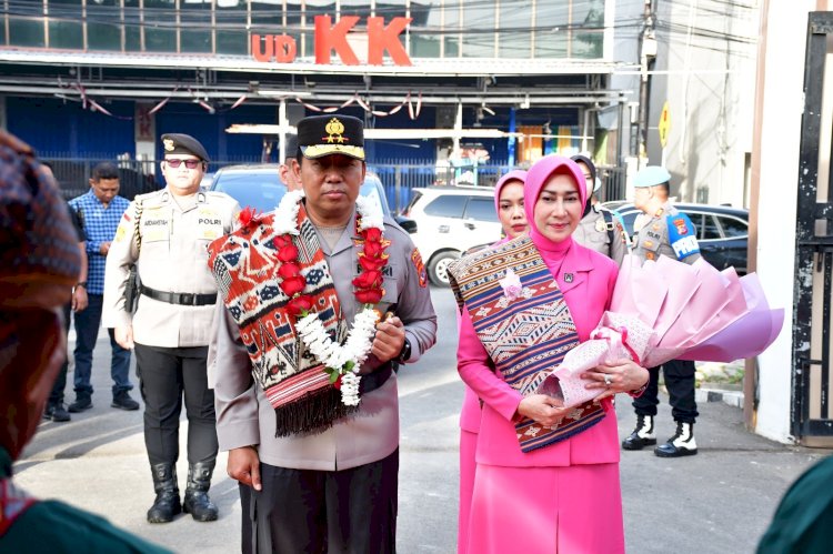 Tradisi Adat dan Kehormatan Iringi Kedatangan Kapolda NTT yang Baru di Mapolda NTT
