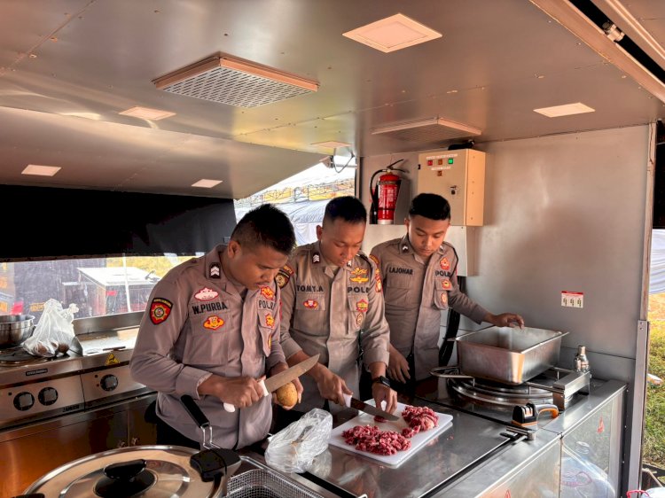 Polda Metro Jaya Buka Dapur Lapangan Bantu Pengungsi Kebakaran di Penjaringan