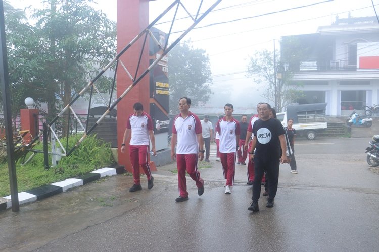 Jaga kebugaran Tubuh, Kapolres TTS Pimpin Olah Raga