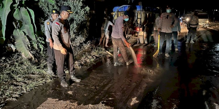 Polri Hadir untuk Masyarakat: Polres Flotim Tangani Erupsi Gunung Lewotobi dengan Sigap
