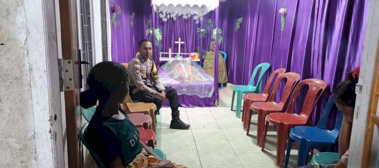 Empati Terhadap Warga Yang Mengalami Kedukaan Bhabinkamtibmas Melayat ke Rumah Duka