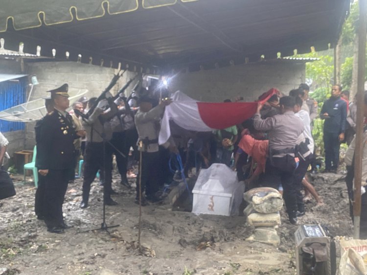 Bentuk Penghormatan Terakhir, Polres TTS Laksanakan Upacara Kedinasan Pemakaman Jenasah Alm.Bripka Yon K. Taniu