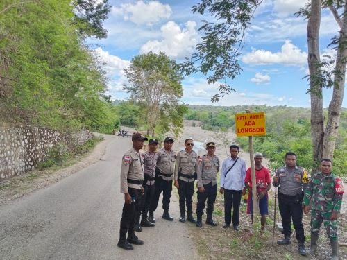 Antisipasi Kecelakaan lalu Lintas,  Penutupan Jalan dan Memasang  Tanda Peringatan Longsor