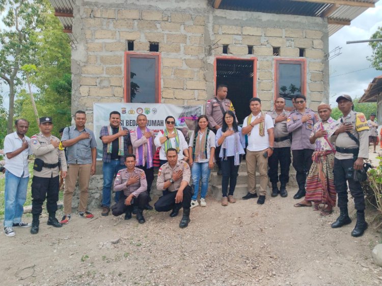 Polres TTS Serahkan  Bantuan Rumah kepada Oma Adolfina Nenosaet