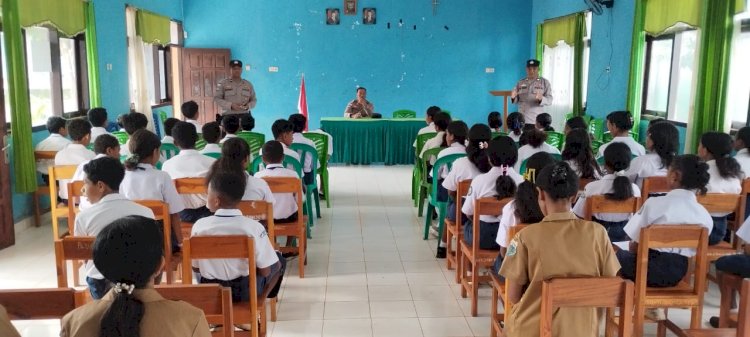Sat Binmas Polres TTS Berikan Pembinaan di SMP Kristen 2 Soe