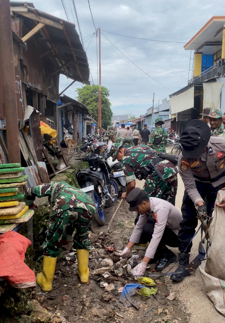 TNI-Polri Bersinergi, Laksanakan Kerja Bakti di Pasar Inpres Soe