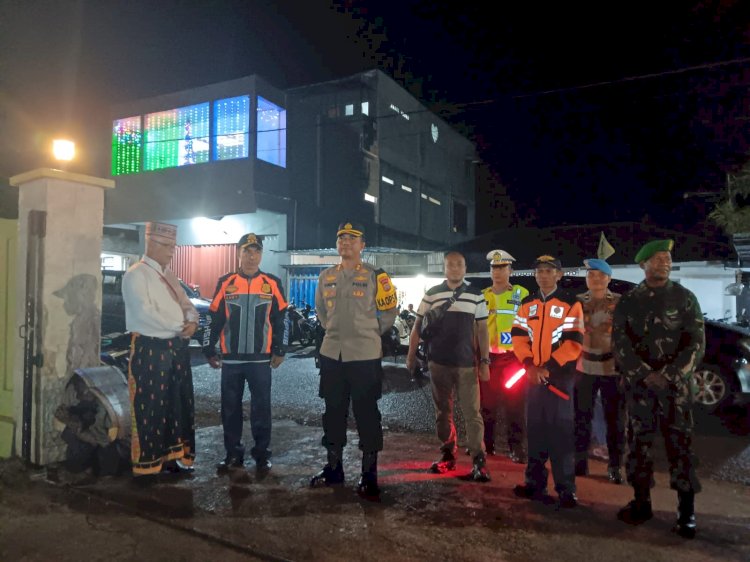 Siaga Malam Natal Kapolres TTS Didampingi Waka & Jajaran Patroli Sambang Ke Sejumlah Gereja Di Kota SoE.