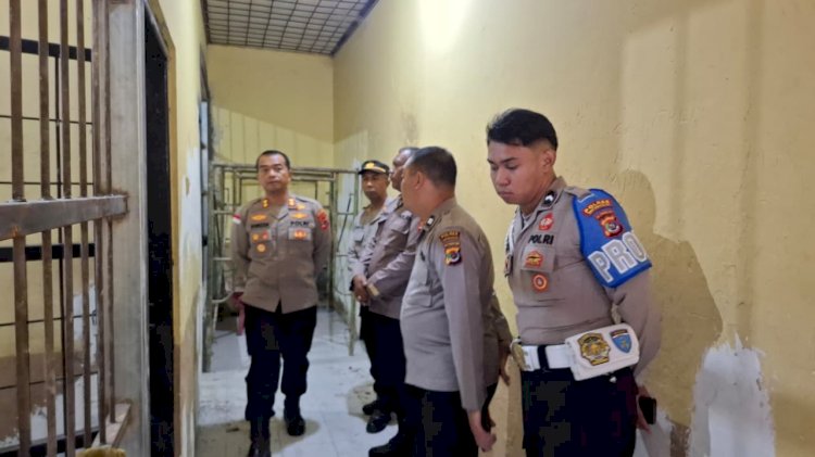 Kapolres Timor Tengah Selatan Pantau Renovasi Ruang Jaga Tahanan Sat Tahti Polres Timor Tengah Selatan