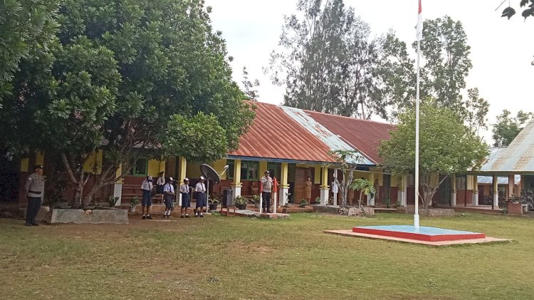 Kapolpos Mollo Tengah Jadi Pembina Upacara di SMPN Sakteo, Tekankan Kedisiplinan dan Stop Bullying