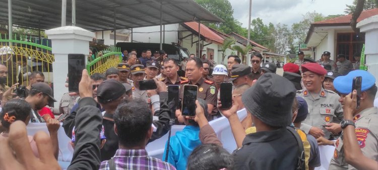 Pengamanan Aksi Damai Di Kejari TTS, Polres TTS Wujudkan Polri Yang Presisi Humanis & Profesional