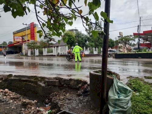 Dedikasi di Balik Hujan: Personel Tetap Laksanakan Gatur Pagi Demi Keselamatan Pengendara dan Pejalan Kaki