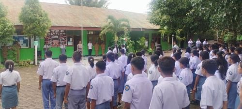 Komitmen Dalam Membina Generasi Muda,  Setiap Senin Polres TTS Kerahkan Personel Jadi Irup di Sekolah-Sekolah