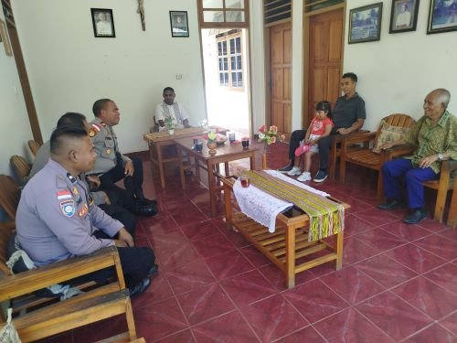 Terus  Mempererat Silaturahmi, Kapolsek Amanuban Tengah Sambangi Tokoh Agama Gereja  Katholik Arios Niki-niki