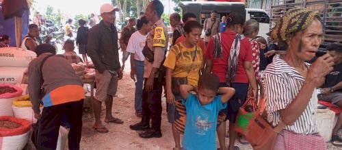 Sambang ke Pasar  Mingguan Desa Se”i, Bhabinkamtibmas Polsek Kolbano Polres TTS-Polda NTT  Ajak Warga Berperan Aktif  Dalam Menjaga Kamtibmas