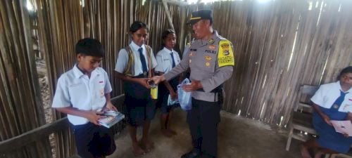 Polri Peduli , Polres TTS- Polda NTT Salurkan Bantuan Seragam dan Alat Tulis di SMP Negeri Noeliu