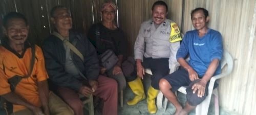 Senyum dan Sapa: Bhabinkamtibmas Polsek Kie - Polres TTS Selalu Hadir di Tengah Masyarakat Demi Kamtibmas