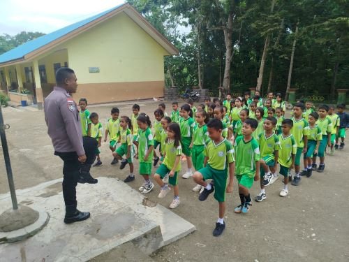 Tanamkan Disiplin Sejak Dini, Bhabinkamtibmas  Polsek Amanuban Tengah- Polres TTS Ajarkan Peraturan Baris Berbaris kepada Anak-Anak