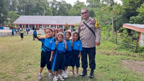 Tebar Keceriaan, Bhabinkamtibmas  Pospol Amanuban Barat- Polres TTS Hadir Di Tengah Siswa-Siswi Untuk Berikan Edukasi dan Tawa