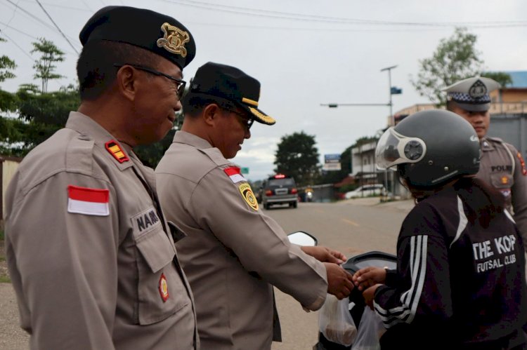 Pererat Silaturahmi, Polres TTS Bagikan Takjil Gratis di Bulan Suci Ramadhan