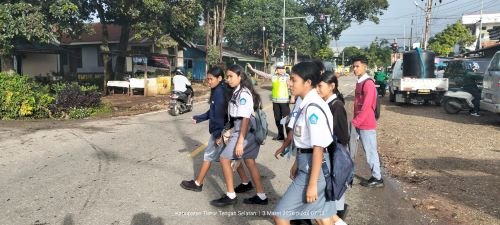 Wujud Pelayanan Prima, Personel Polres TTS Gelar Gatur Pagi Demi Kamseltibcar Lantas