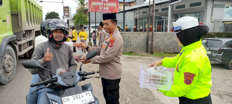 Bagikan Takjil di Bulan Suci Ramadhan, Polres TTS Pererat Silahturahmi