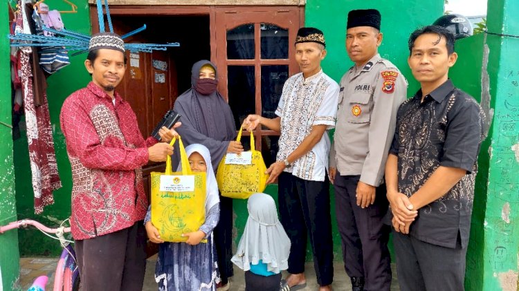 Peduli Sesama, Satbinmas Polres TTS Bersama Ormas Berikan Bantuan Kepada Kaum Dhuafa di Kota Soe