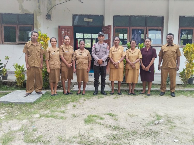Beri Pesan Kamtibmas, Kanit Binmas Polsek Amanuban Timur Hadir di SD Inpres Finono Sebagai Irup