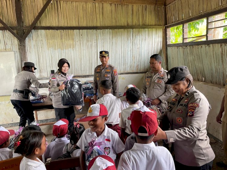 Menembus Pelosok, Kapolres TTS Salurkan Bantuan Alat Tulis Kapolda NTT untuk Pelajar SD Negeri Oeyek