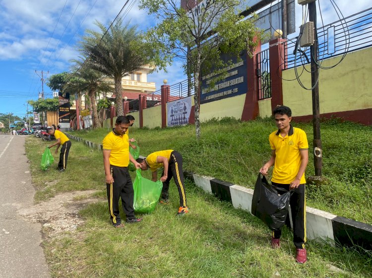 Galakkan Jumat Bersih, Personel Polres TTS Bersihkan Mapolres