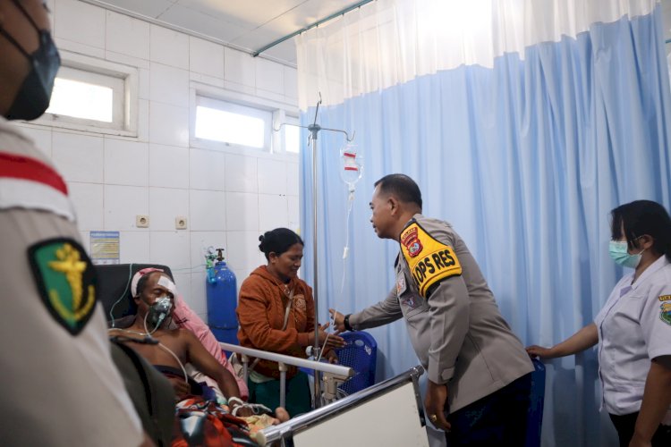 Wujud Nyata Empati : Kapolres TTS Jenguk Personel Yang Sakit              