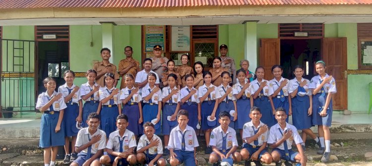 Kapolsek Polen Pimpin Upacara Bendera di SMP Swasta Polen, Sampaikan Pesan Pembinaan Karakter
