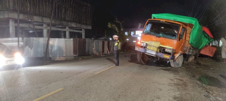 Tanggap Cepat Atasi Gangguan Lalu Lintas, Personel Lantas Polres TTS Lakukan Pengaturan Arus Lalu Lintas Kendaraan, Akibat Fuso Tergelincir