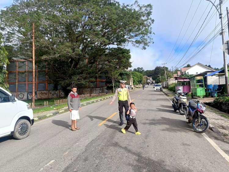 Satlantas Polres TTS Gelar Pengaturan Pagi di Jalan Ahmad Yani, Seberangkan Anak TK Kemala Bhayangkari