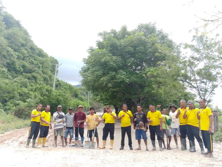 Polri Untuk Masyarakat, Kapolsek Kolbano Pimpin Kerja Bakti Timbun Jalan Berlubang di Jalur Selatan
