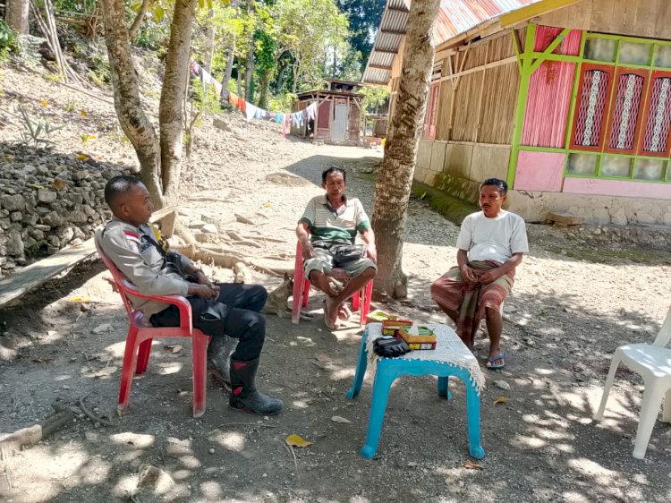 Ciptakan Suasana Kekeluargaan, Bhabinkamtibmas Polsek Boking Beri Imbauan Penting Bagi Warga Desa Mnela Petu