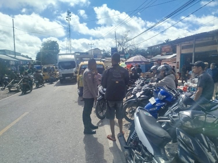 Sasar Pangkalan Ojek Pasar Niki-Niki, Bhabinkamtibmas Polsek Amanuban Tengah Sosialisasikan Tertib Lalu Lintas