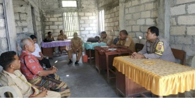 Meningkatkan Silahturahmi, Bhabinkamtibmas Sambangi Kantor Desa Oeue