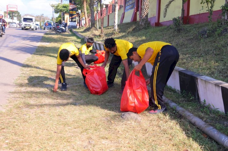 Jaga Kebersihan dan Keindahan Mako, Personel Polres TTS Laksanakan 'Jumat Bersih'