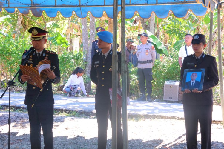 Polres TTS Gelar Upacara Pemakaman Dinas Penghormatan Terakhir untuk Almarhum  ASN Pengda  Nithanel Bantaika.