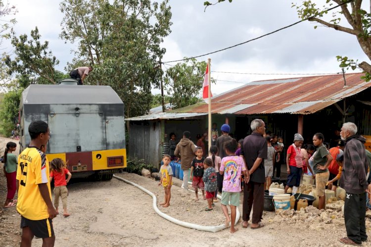 Laksanakan Perintah Kapolda NTT, Polres TTS Salurkan Bantuan Air Bersih bagi Warga Kesetnana