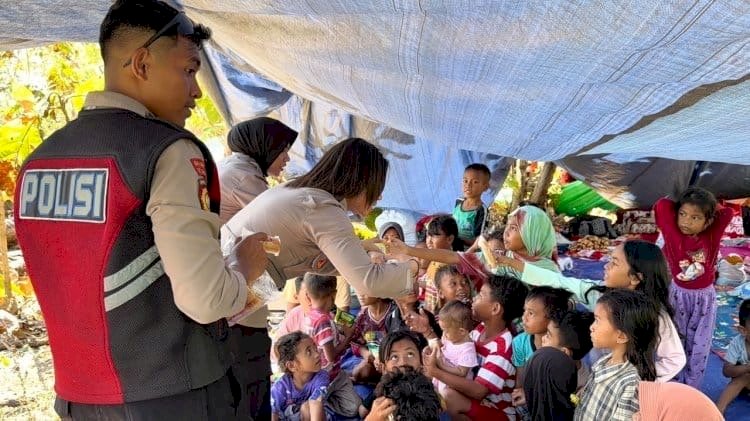Polwan Polres Manggarai Timur Hadirkan Senyum Anak-Anak Pengungsi Gempa Lewat Trauma Healing