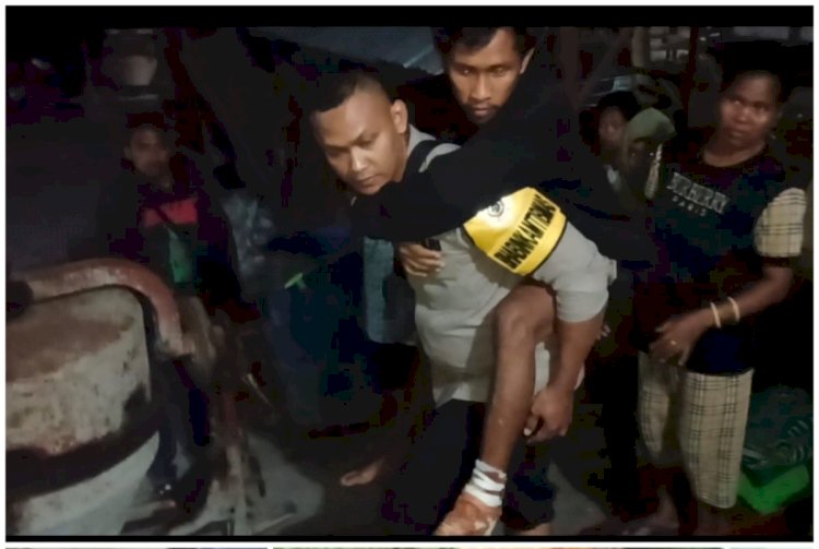 Bhabinkamtibmas dan Personel Polairud Polda NTT Evakuasi Dua Korban Luka Berat Gempa di Palue ke RS TC Hillers Maumere
