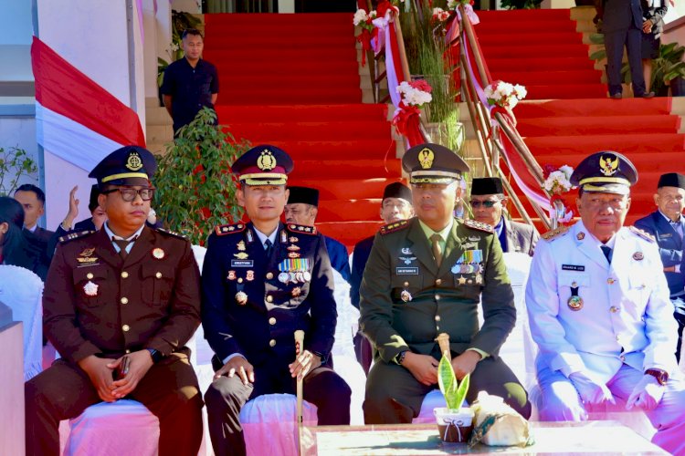 Kapolres TTS Hadiri Upacara Pengibaran Bendera HUT Ke-81 RI di Lapangan Kantor Bupati