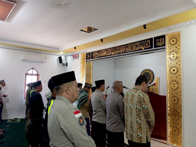 POLRES TTS GELAR SHOLAT GHAIB DAN DOA ISTIGHOSAH UNTUK KORBAN GEMPA FLORES DI MASJID MT. AL-RASYID