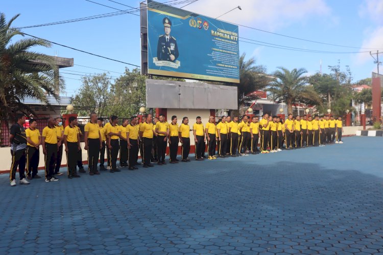 PERKUAT FISIK DAN SAPA WARGA, PERSONEL POLRES TTS OLAH RAGA PAGI JALAN KAKI KELILING KOTA SOE